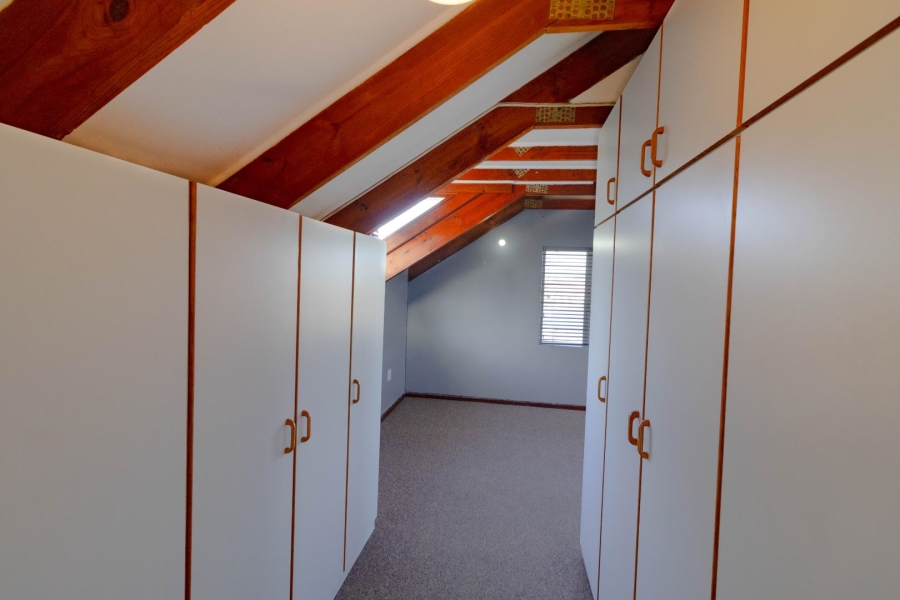 6 Bedroom Property for Sale in Sandbaai Western Cape